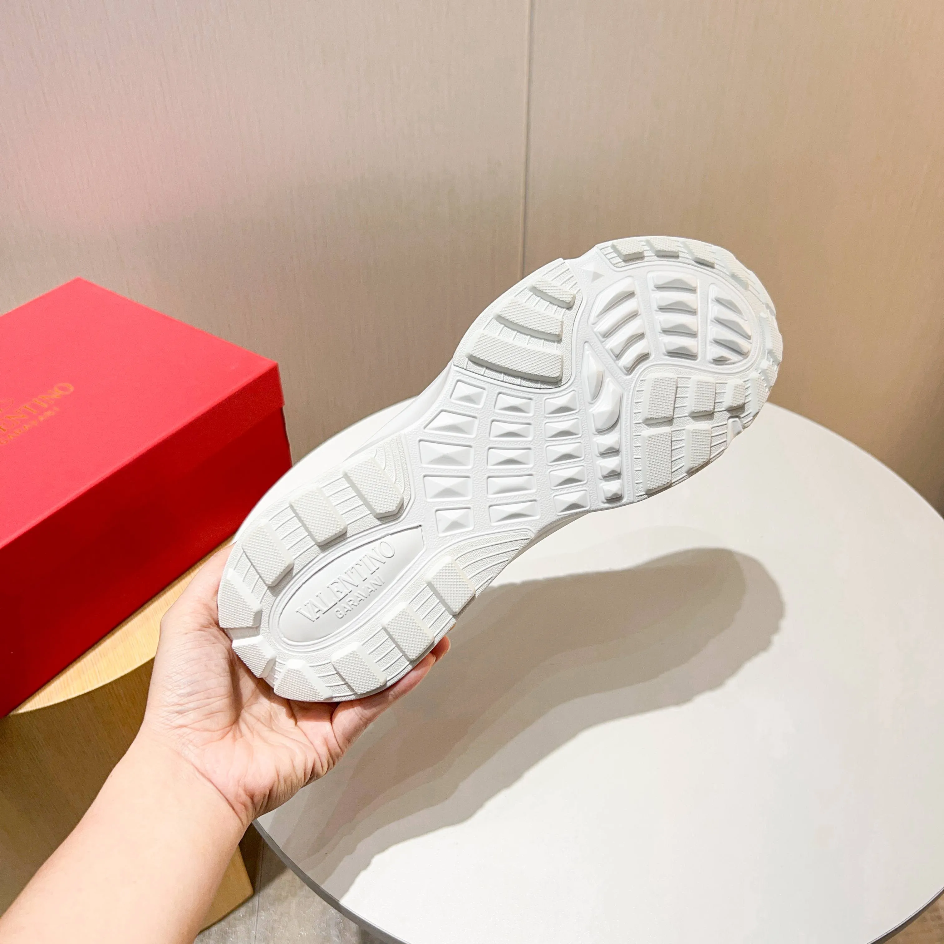 Ex-factory price: 520💰𝙑𝙖𝙡𝙚𝙣𝙩𝙞𝙣𝙤/Valentino𝙑𝙏 The latest official website main model in early autumn Classic continuation💯Making goods all year round🎁Wannian classic series sports and casual shoes💥, a must-have trendy item all year round🏆Many stars and Internet celebrities have performed it🔥 The original version is developed one to one, perfect last shape, VT iconic logo, logo printing on tongue and upper, original full set of packaging, full oil edge on the upper, T men's men's shoes💰u ultra-light combination outsole Comfortable on the feet, not squeezing the feet, fabric/first layer of cowhide. Lining/cow lining💕 Standard size: 38-44 (45 can be ordered)